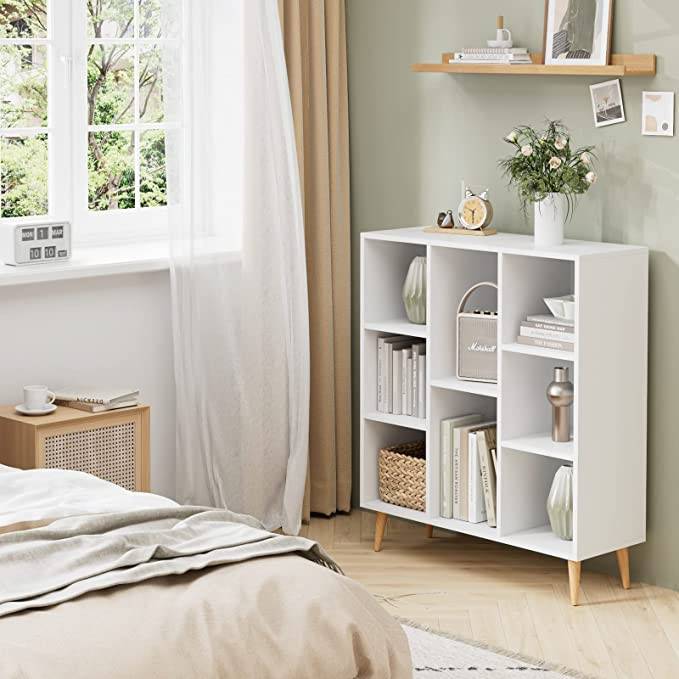 کتابخانه با پایه ی چوبی